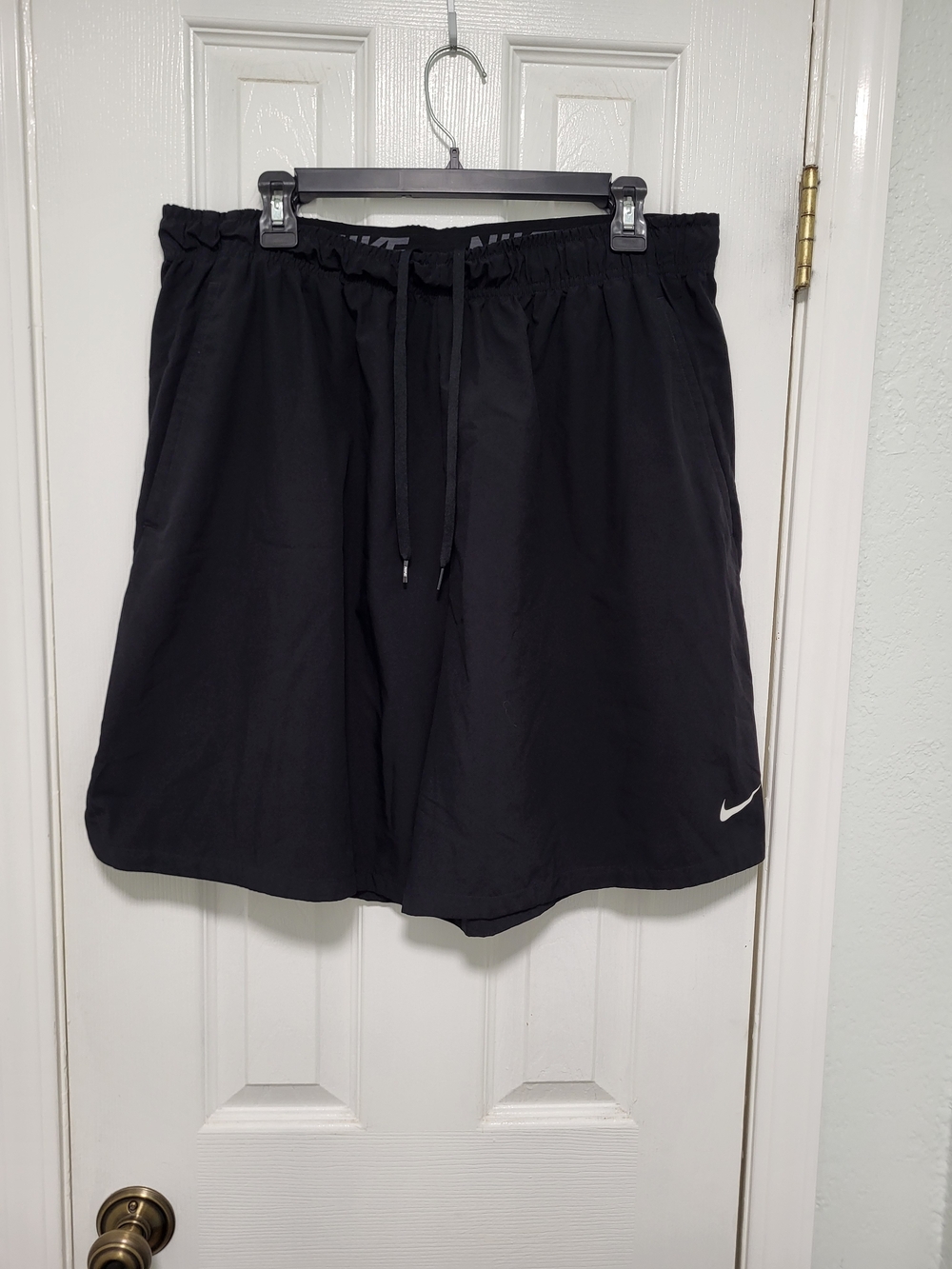 Nike Black Men's XXL Performance Athletic Shorts with White Swoosh 8.5 Inseam